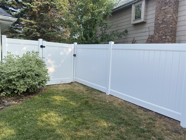 Wood vs. Vinyl Fencing: Which Is Best for Your Backyard?